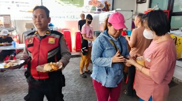 Polsek Metro Penjaringan Bagikan 500 Paket Makanan Gratis, Kapolsek: Polisi Harus Hadir dan Bermanfaat untuk Masyarakat