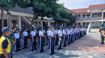 Babinsa Koramil 0201-07/MT Ajari PBB Siswa-siswi SMP BUDI MURNI 