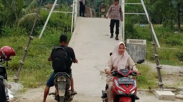 Tak Sekadar Memantau, Polisi Dampingi Warga Melintasi Jalur Darurat Pascabanjir di Aceh Tenggara