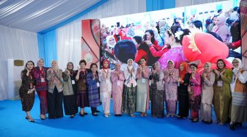 Ny Feranc Beren Hard Tumanggor Juniarty Hadiri HUT Dekranas Di Makasar