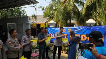Polres Metro Jakarta Utara Salurkan Bantuan Beras kepada Warga Lewat Program Jumat Peduli