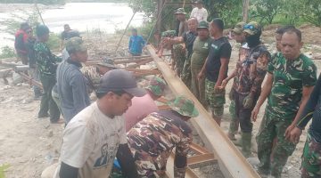 Babinsa Bersama Warga Pasang Tiang Pylon Jembatan Gantung Perintis Perkuat Akses Mobilitas Warga