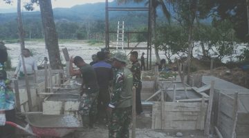 Personel TNI Bergotong Royong Cor Lantai Jembatan Beton Percepat Akses Warga Masyarakat