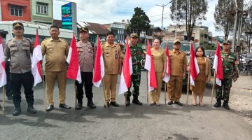 Sambut HUT RI ke-81, Forkopimca Berastagi Bagikan dan Pasang Bendera Merah Putih