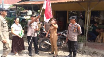Semarak HUT ke-81 RI, Forkopimcam Tigabinanga Bagikan dan Pasang Bendera Merah Putih di Kendaraan Warga