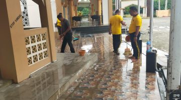 Sambut HUT ke-81 RI, Polsek Kuala Pesisir Gelar Bakti Sosial di Masjid Baiturrahim Kuala Pesisir.