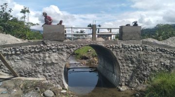 Babinsa Bersama Warga Gotong Royong Bangun Pagar Jembatan Aramco
