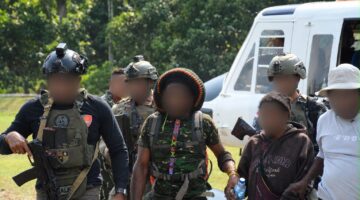 Satgas Kepolisian Ops Damai Cartenz-2026, Polres Mimika, dan Tokoh Masyarakat Berhasil Evakuasi Korban Sandera KKB dari Kampung Bela 1 ke Timika