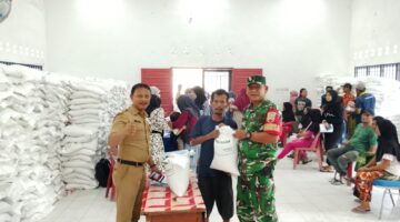 Hadir Bagi Masyarakat, Babinsa Koramil 09/NL Dampingi Penyerahan Bantuan Pangan Beras di Balai Kelurahan