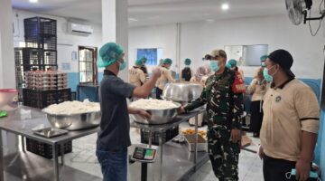 Pastikan Kebersihan Makanan, Babinsa Danukusuman Cek Langsung Dapur SPPG