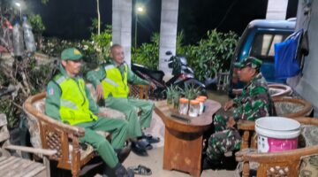 Patroli Malam, Anggota TNI Sambangi Pos Kamling dan Sampaikan Pesan Kamtibmas