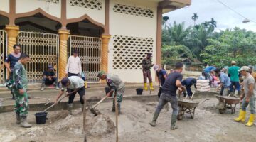 Merawat Kebersamaan, Canda Tawa dan Gotong Royong TNI-Rakyat 