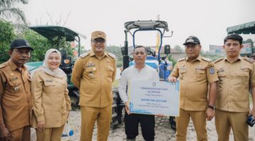Keinginan Petani Terwujud, Bupati Tanam Bawang Bersama di Demplot Tanjung Morawa
