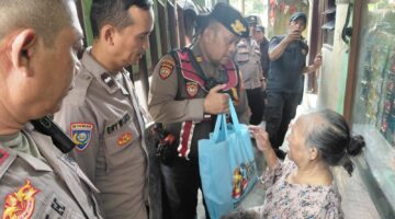 Jumat Peduli Polsek Pademangan Bagikan Sembako Secara Door to Door kepada Warga