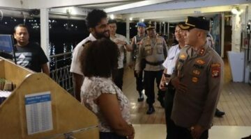 Kapolres Pelabuhan Tanjung Priok Tinjau Kapal Perpustakaan MV Doulos Hope di Dermaga Eks Presiden