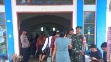 Babinsa dan Bhabinkamtibmas Pantau Ibadah Minggu di HKBP Parongil