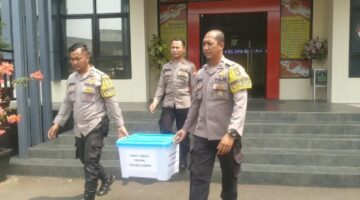 Jumat Peduli, Polsek Kelapa Gading Bagikan 50 Nasi Kotak kepada Ojol dan Warga