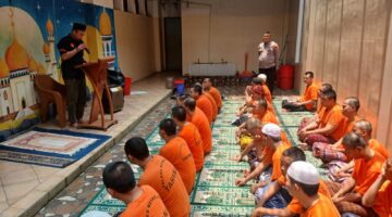 35 Tahanan Rutan Sat Tahti Polres Metro Jakut Khusyuk Ikuti Sholat Jumat