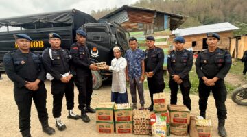 JUMAT BERKAH BRIMOB POLDA ACEH, BERBAGI DAN MEMBANTU MASYARAKAT TERDAMPAK BANJIR DI GAYO LUES