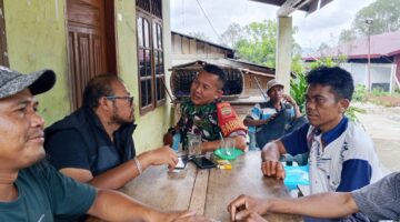 Obrolan Sederhana di Teras Rumah, Cara Babinsa Koramil 06/Kerajaan Dekatkan Diri dengan Warga