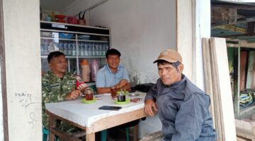 Kemanunggalan TNI-Rakyat Dimulai dari Kedekatan, Babinsa Salak Rutin Sambangi Warga