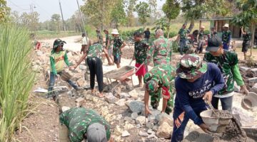 Wujudkan Akses Desa yang Layak, TNI dan Warga Mlale Sragen Bahu-Membahu Cor Jalan
