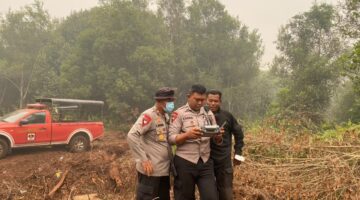 Satgas Karhutla Satbrimob Polda Kalteng Terus Lakukan Pembasahan di Tanjung Taruna