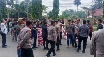 Babinsa Koramil 0201-16/TM Amankan Aksi Unjuk Rasa di PT Agrinas Palma
