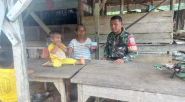 Door to Door, Babinsa 03/Parongil Lakukan Pendataan Warga untuk Pengusulan Bantuan Sosial