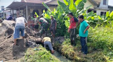 Cegah Banjir di Musim Hujan, Serda Roni Suhendra Bersama Masyarakat Gelar Gotong Royong
