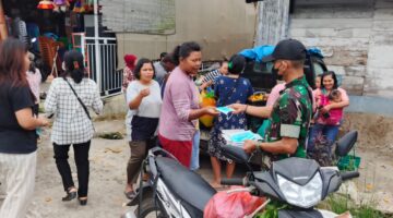 Sayang Sama Kalian, Jangan Lepas Maskernya! Dandim 0210/TU Kerahkan Koramil 24/Pahae Julu Bagikan Masker Gratis di Taput