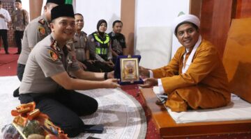 Kapolres Simalungun Serahkan Plakat kepada Pimpinan Persulukan Serambi Babussalam, Mohon Doa Restu Jaga Kamtibmas