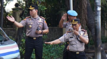 Kapolres Metro Jakut Hadir Ditengah Aktivitas Warga, Bantu Kelancaran Lalu Lintas di Koja