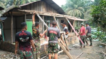 Hari Ke-9 TMMD 130 Kodim 0209/LB : Rumah Tukirin Dipasang Atap, Warga Aek Batu Juga Diedukasi Bahaya Narkoba 