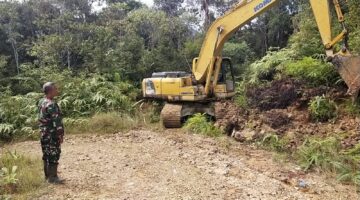 Pantang Berhenti Sebelum Tuntas, Satgas TMMD ke-130 Genjot Pembukaan Jalan Sibongkaras