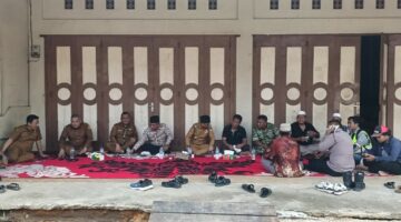 Koramil 12/LP Dampingi Bupati Labusel Tinjau Penggalian Parit Pekan Langga Payung, Serap Aspirasi Masyarakat