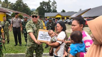 Perkuat Kemanunggalan TNI-Rakyat, Satgas TMMD ke-130 Berbagi Sembako di Sibongkaras