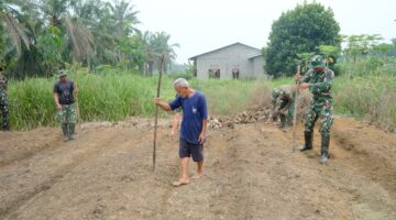 Semangat Pak Gusti di Usia 66 Tahun, Satgas TMMD ke-130 Kodim 0209/LB Tanah Harapan Lewat Hanpang
