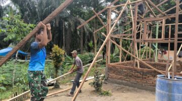 Kepedulian yang Menggerakkan Hati, Sritomo Turun Langsung Bantu Satgas TMMD Bangun Rumah Suroto