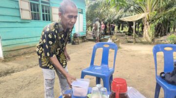 Tak Hanya Menerima Bantuan, Edi Harahap dan Istri Sajikan Makanan untuk Satgas TMMD ke-130 sebagai Wujud Syukur dan Terima Kasih