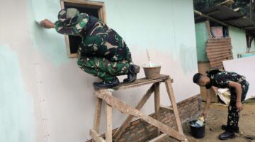 Kuas Mulai Menari di Dinding Rumah Suroto, Satgas TMMD ke-130 Hadirkan Harapan Baru