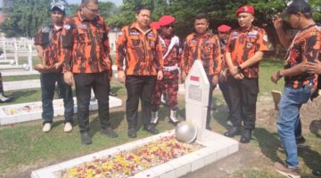 Kenang Jasa Pahlawan, Pemuda Pancasila Pekanbaru Tabur Bunga di TMP Kusuma Dharma