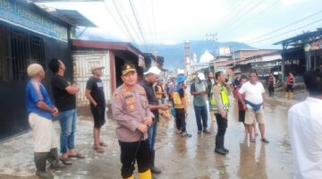 Pascabanjir Desa Kuning I, Kapolres Agara Kerahkan Personel Polres dan Brimob Bersihkan Rumah Warga hingga Jalan Nasional