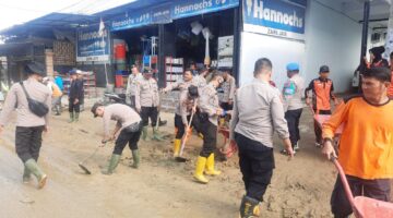 Tak Hanya Beri Instruksi, Kapolres Agara Turun Langsung Bersihkan Lumpur Banjir di Jalan Nasional dan Rumah Warga