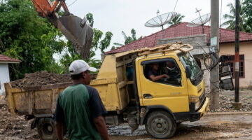 Pemilik Tanah Menangis Tak Dapat Ganti Rugi, Desa Kuning I Diklaim Ambil Alih Penjualan Material Banjir Rp40 Ribu Per Rit, Regulasi Diabaikan